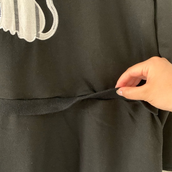 Collared black dress with embroidered cat print - Picture 6 of 7